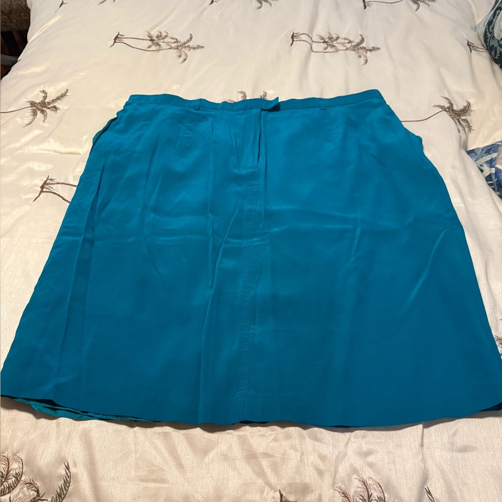 Diane Gilman Vibrant Green Silk Skirt. 100% Silk, lined. Slitted. in back.
